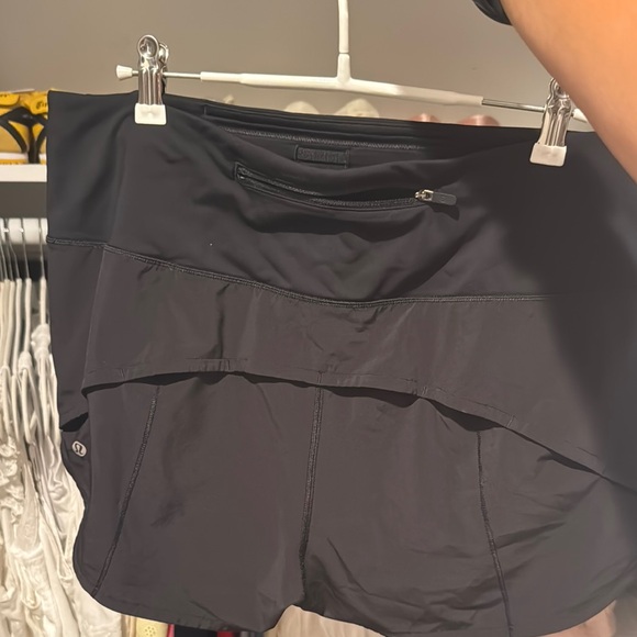 black lululemon shorts - Picture 4 of 4